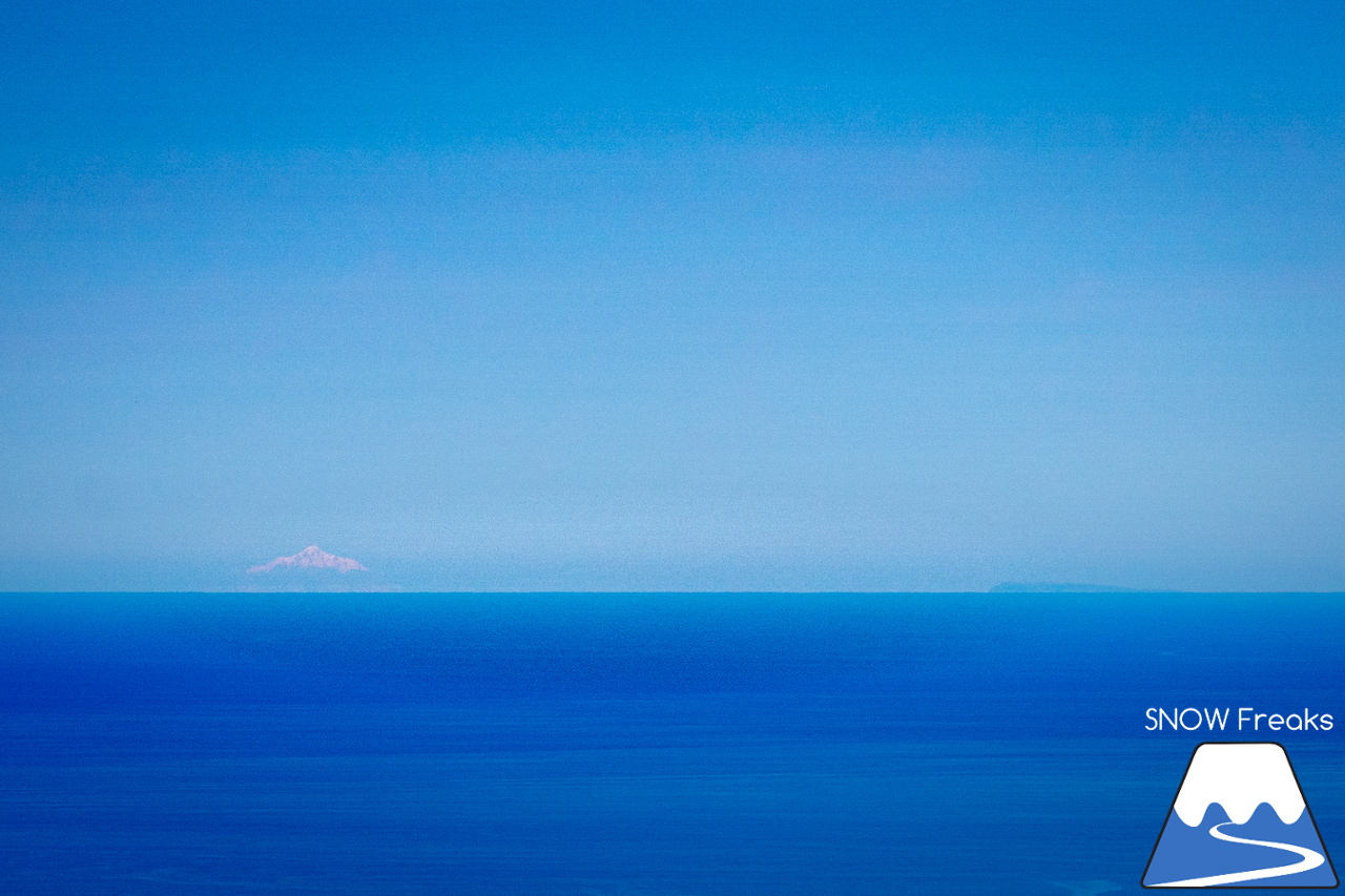 札幌国際スキー場｜ゴールデンウイーク初日も全コース滑走可能OK！！真っ白な雪と澄んだ青空 ＝ 絶好の春スキー＆スノーボード日和♪そして、日本海の彼方に、なんと利尻富士が見えた？！